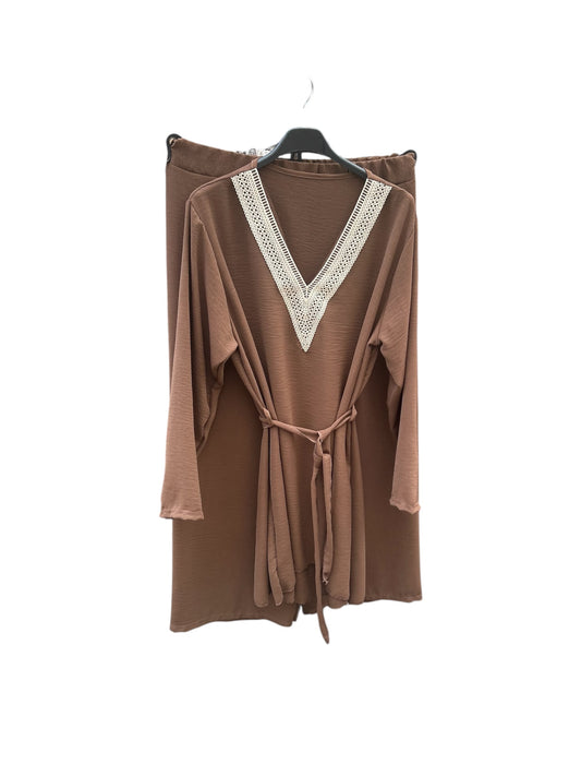 Elegantes Loungewear-Set mit femininen Details – stilvoll entspannen war noch nie so einfach