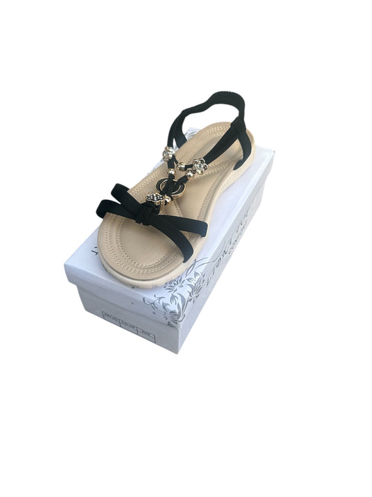 Elegante Damensandale in weiß,Beige und schwarz mit Blumenapplikationen
